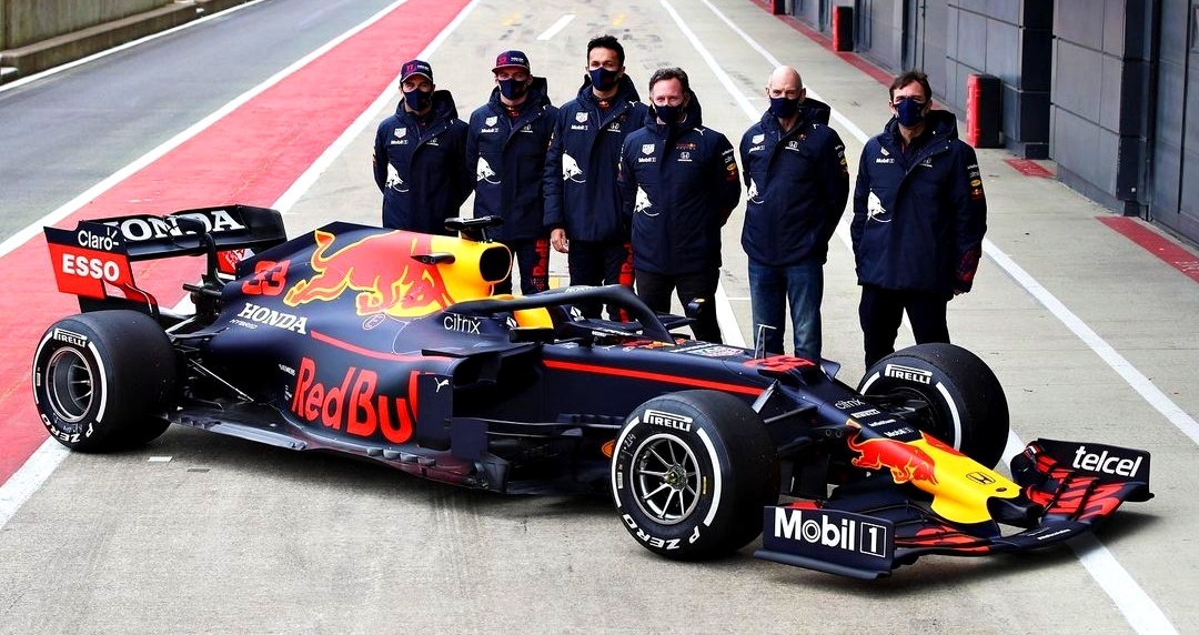 Первые лица Red Bull вместе с болидом RB16B для сезона 2021 года