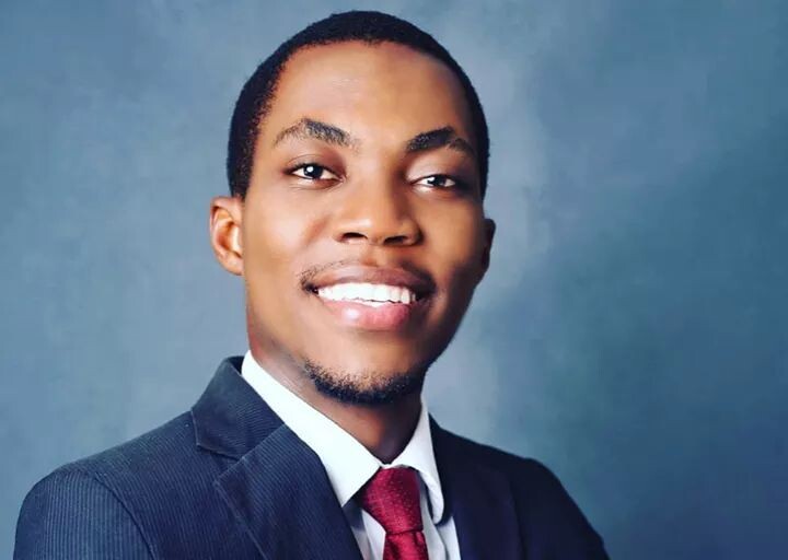 Майк Беллот создал солнечный рюкзак, чтобы помочь студентам эффективно учиться из-за отсутствия электричества, и он создал солнечную маску для легкого передвижения ночью с маской в ​​этот момент Covid-19.