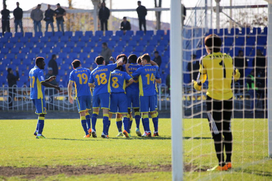 Кубок России 2013/14. 1/16 финала. Ангушт (Назрань) – Ростов 0-1. 5-ая минута матча. Празднование забитого мяча Александра Васильева.