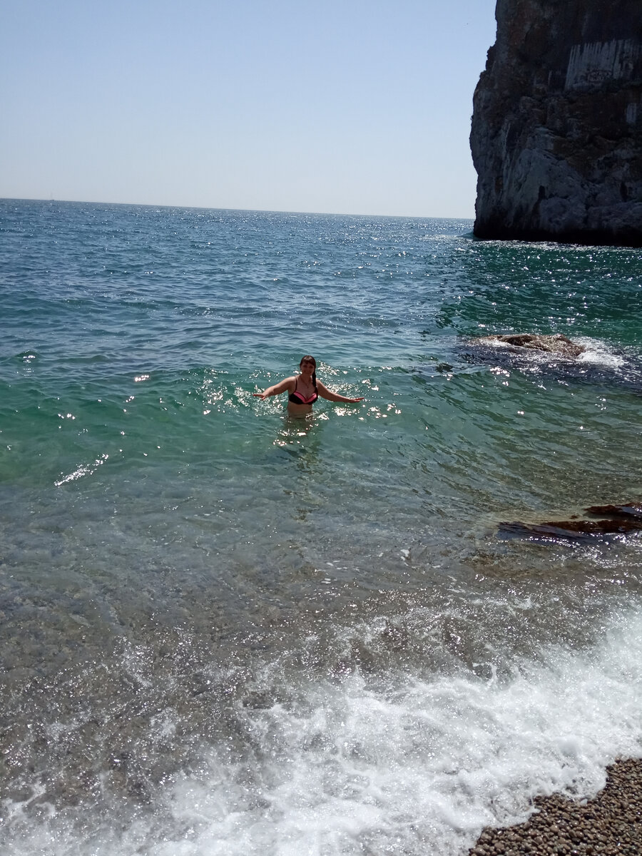 Скала Кошка в Симеизе, апрель вода +10))))
