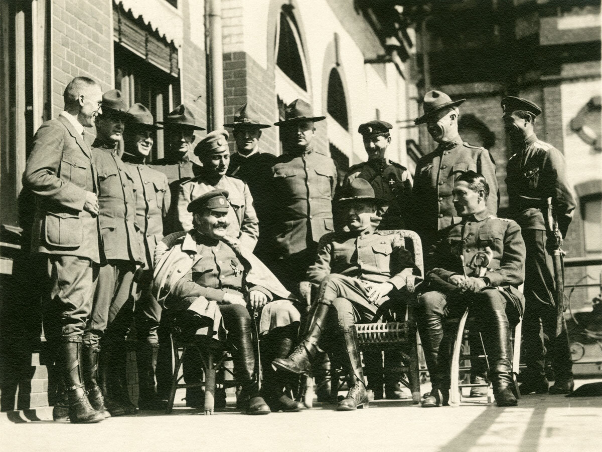 Атаман Г. М. Семёнов с представителями американской миссии. Владивосток, 1918 год.