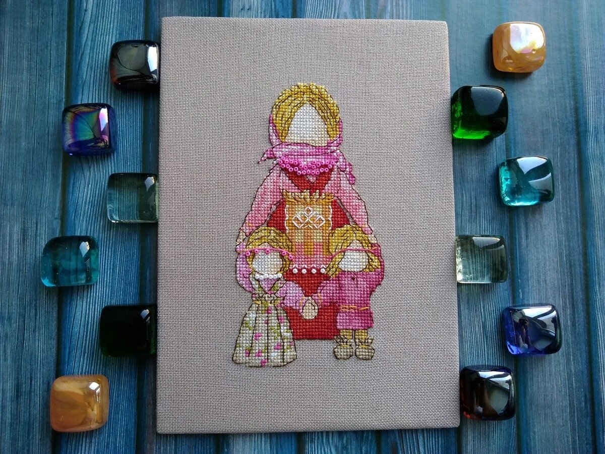 Этот оберег стал самым ценным для меня, потому что и на вышивке и в реальной жизни у меня двое разнополых детей. Получается, я вышивала себя)