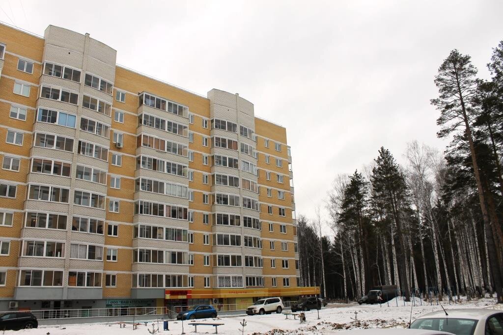 В основном район застроен такими домами. Обстановка спокойная, по соседству лес.