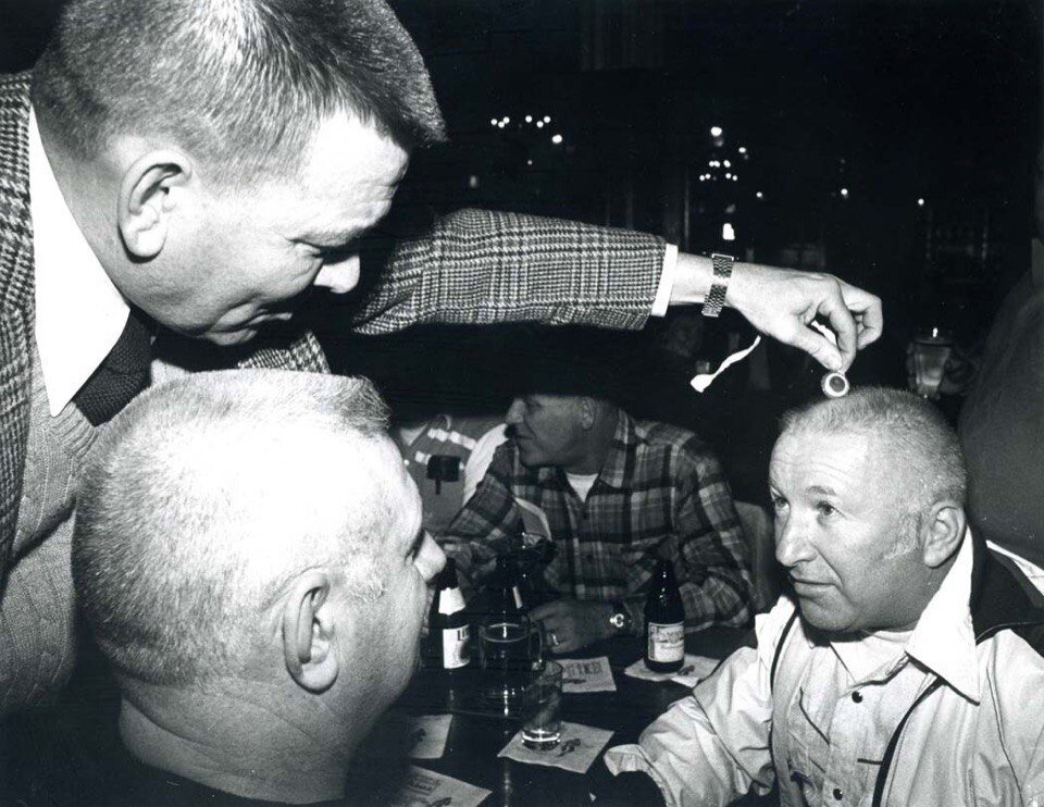 Джерри Браун проводит «Тест на крюкат» на одноклубнике Роберте Шреке. 15 апреля 1983 г. Чтобы пройти тест, волосы на голове не должны быть выше, чем поставленная ребром крышка от бутылки.