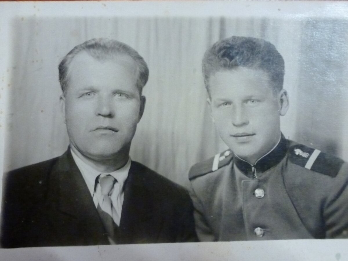 Отец с дедом-фронтовиком - горжусь обоими!