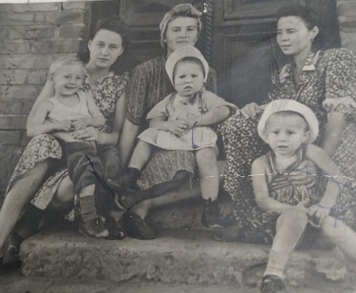 Лида, моя бабушка, в центре со своей дочерью, моей тёткой. 1948 год. 