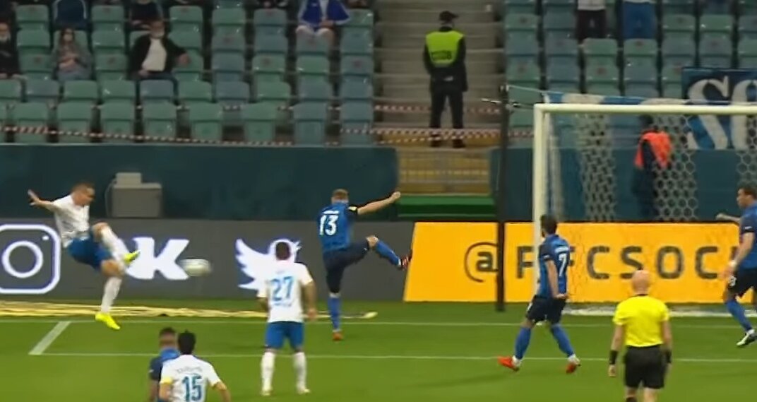 Гол отменен из-за офсайда.