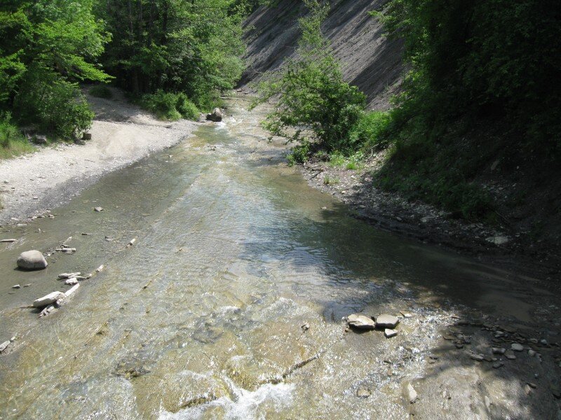 Не глубокая , но холодная река Жанэ