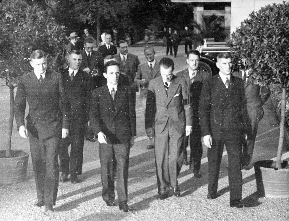 Геббельс прибывает на конференцию Лиги Наций в 1933 году. Вокруг телохранители. (все фото  архива журнала LIFE) 