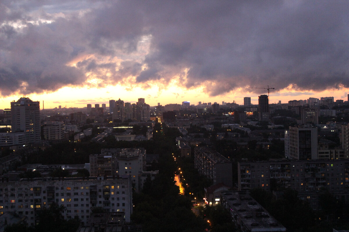 Грозовые тучи над городом. Фото автора.
