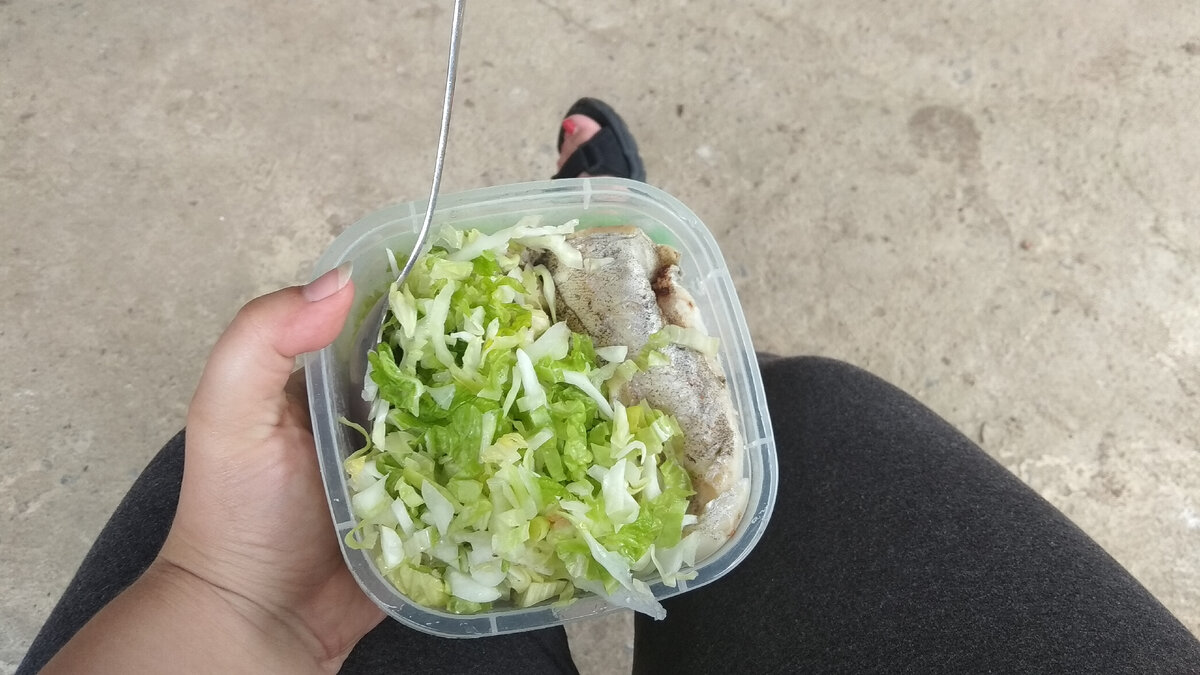 Когда все за столом вкушают шашлык, то привычная рыба и капуста без соли не радует.