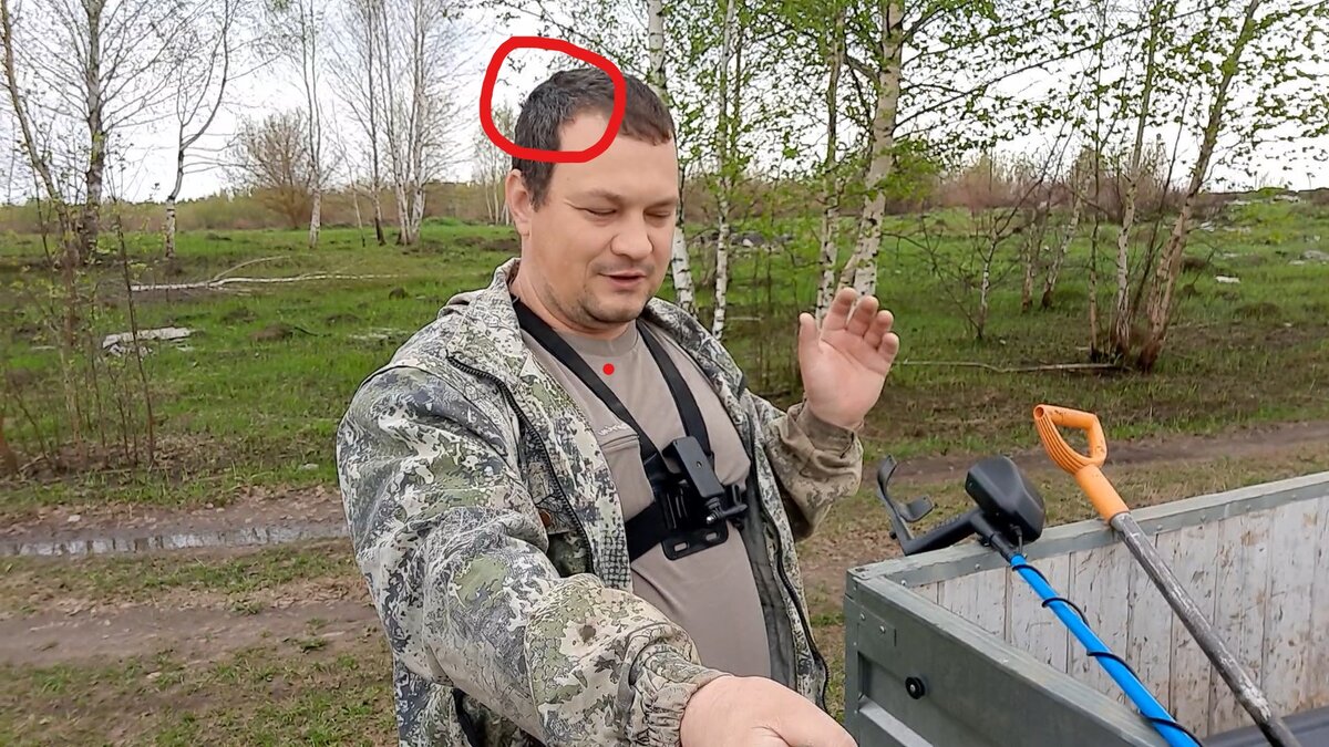 Поседел сразу с двух сторон.