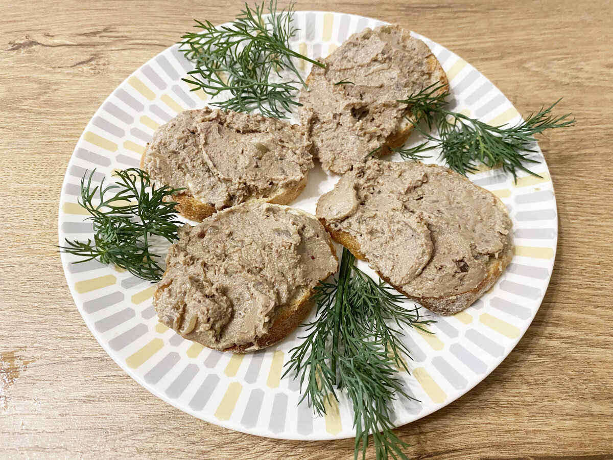 тот самый паштет из утиной печени, она печень - а удовольствие на несколько тостов)