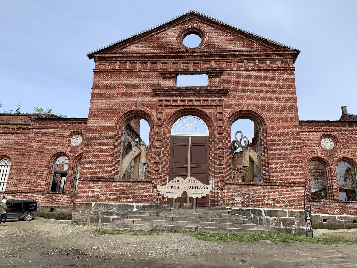 Руины лютеранской кирхи в городе Лахденпохья, где сейчас работает музей ангелов. Все фото в статье сделаны лично автором