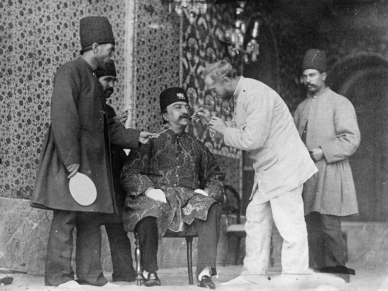 Шах вместе с фотографом Севрюгиным перед фотосъёмкой. Источник: kulturologia.ru