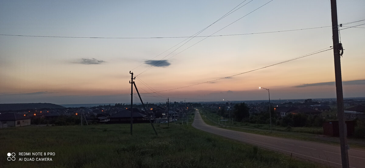 Вид на город со ступеней нашей конторки. Фото принадлежит автору.