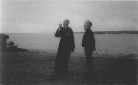 Отец Владимир (Лобанов) — священник церкви Похвалы Богородицы с автором книги. 
На берегу Камы, 2003. На заднем плане виден мыс — место, где когда-то стоял Орел-городок