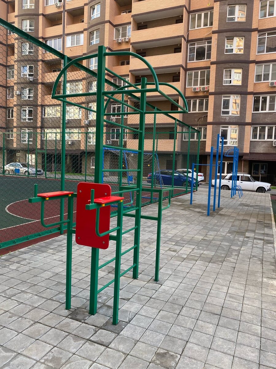 площадка для тренировки у нас во дворе многоквартирного дома
