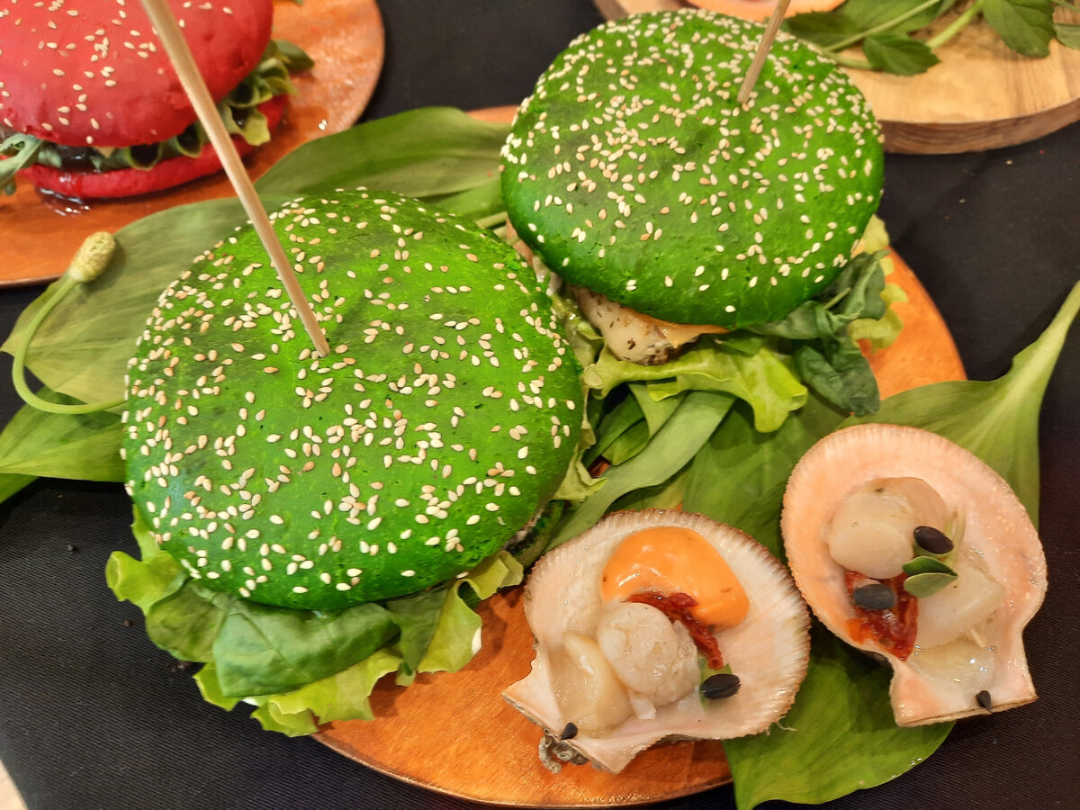 Бургеры с треской из кафе Happy в Заполярном: отличная треска, но эксперименты с цветными булками, как мне кажется, пустое — они в первую очередь должны быть вкусными. Надеюсь, к фестивалю их доработают и сделают именно такими.