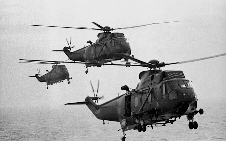 Вертолеты "Си Кинг" британких ВМС с авианосца "Гермес". Май 1982 года.