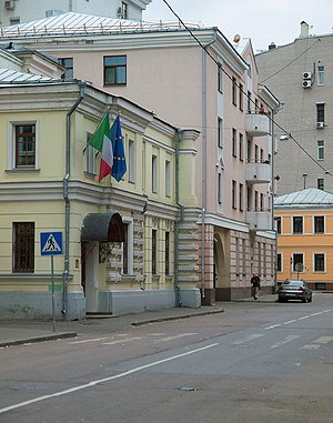 Особняк А. И. Обуховой (слева) — вероятно, первая самостоятельная постройка Кекушева в Москве