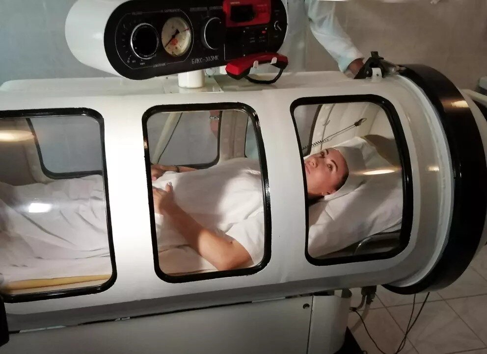 Пятигорчанка Юлия Цыпик от последствий ковида избавляется в барокамере.