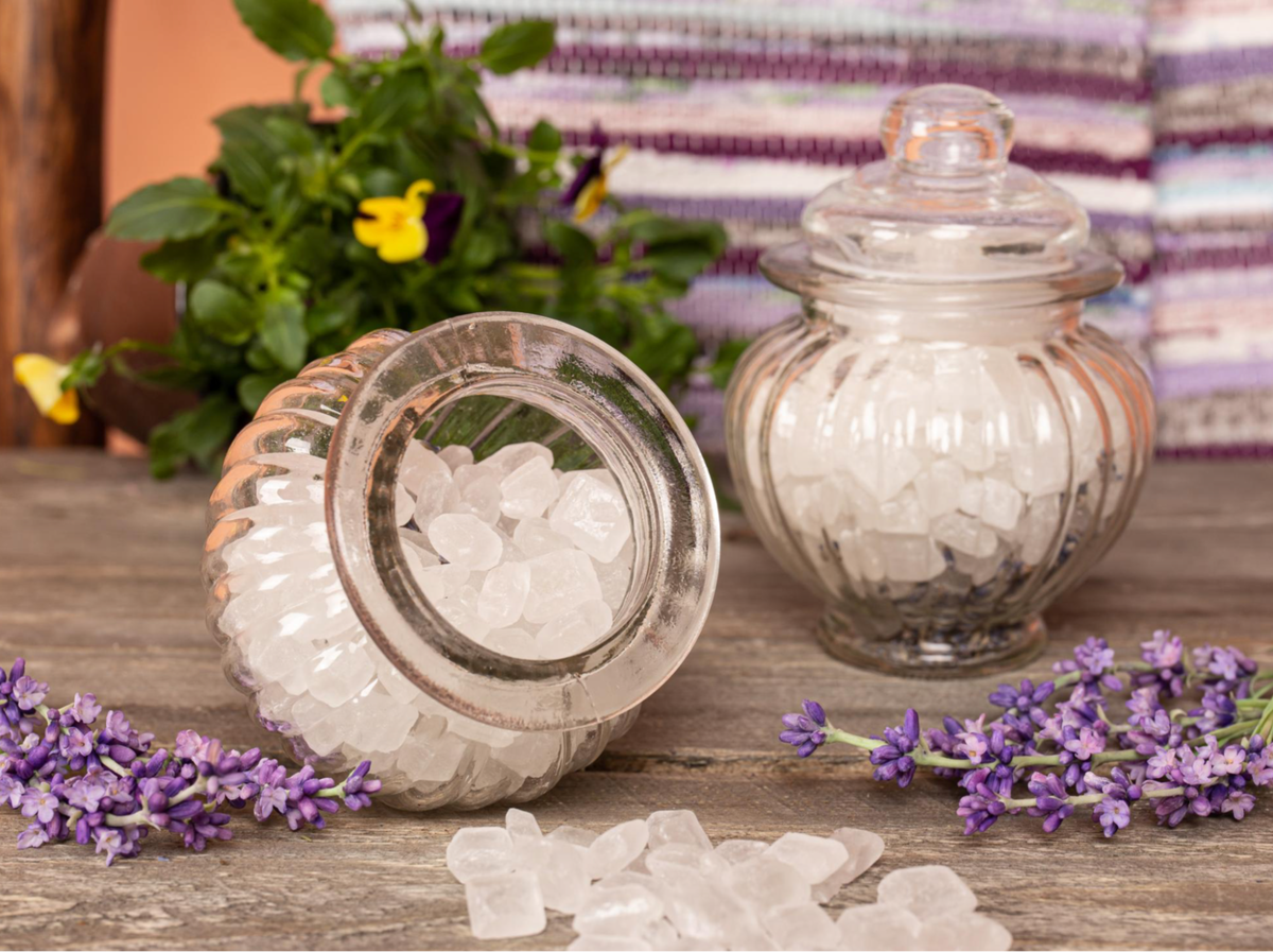 Лавандовый сахар хранят в стеклянной посуде с плотной крышкой, чтобы сохранить аромат 