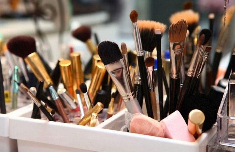 Что касается следов губной помады, то лучше смочить кусочек ваты в нашатырном спирте и протереть пятно, прежде чем замачивать одежду в горячей воде.