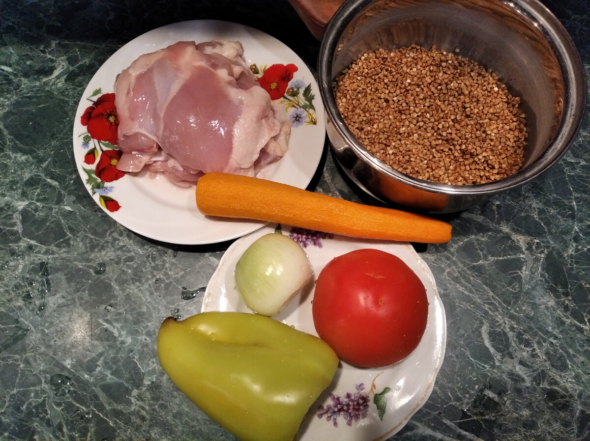 500 грамм куриного филе, 400 г промытой гречки, луковица, морковь, помидор, болгарский перец, соль, горячая вода