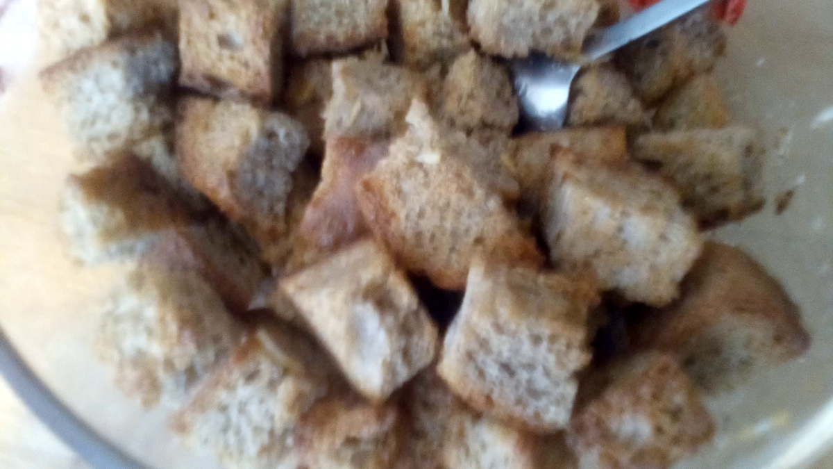 Готовые сухарики со вкусом, приготовленные в домашних условиях. 