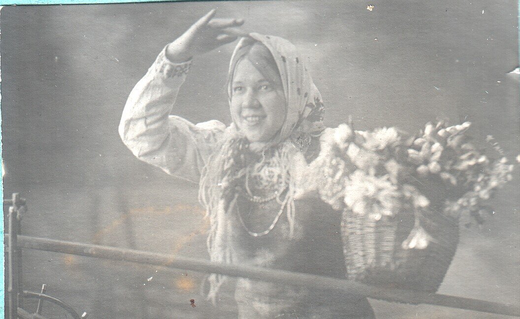 Все девушки любят театр и мечтаю быть актрисами. Бабуля, 1937 г