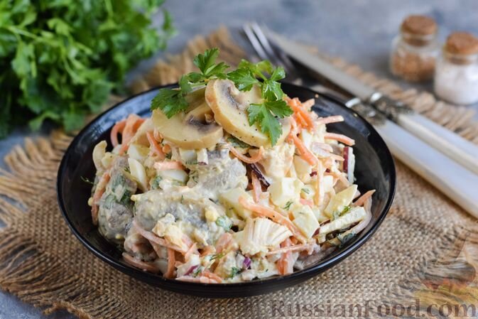 куриное филе, морковка корейская, шампиньоны маринованные, лук репчатый красный, яйца, зелень петрушки, зелень укропа, майонез, соль, перец чёрный молотый