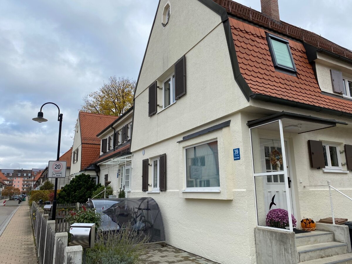 Дома, построенные в начале двадцатого века для тех, кто вернулся в Первой Мировой войны, теперь очень дорогие. Частные дома в городе - редкость.