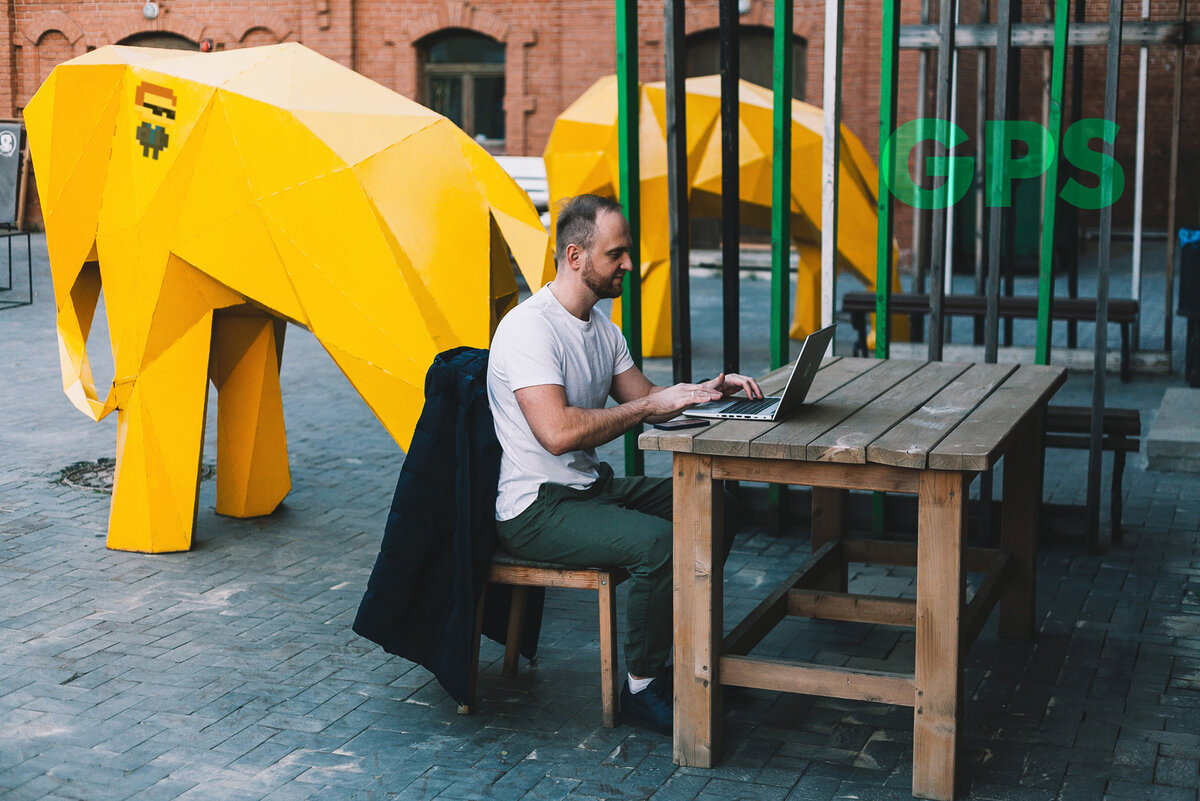 Автор в компании желтых слонов