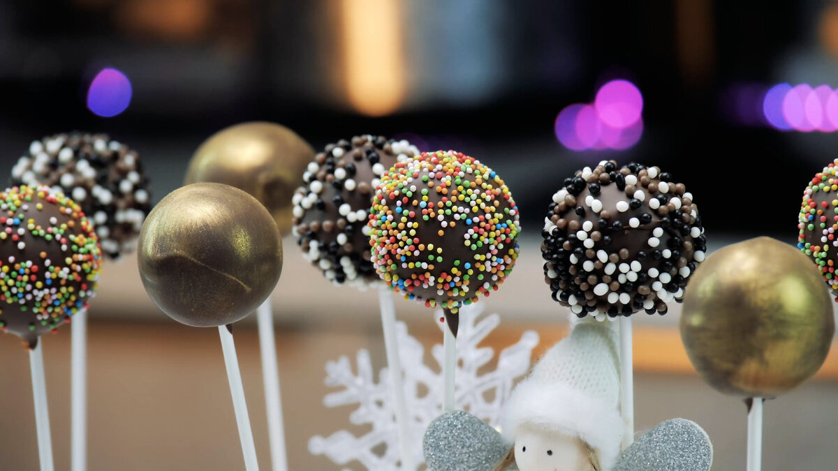 КЕЙК-ПОПСЫ шоколадные с вареной сгущенкой. Chocolate cake-pops. | Фудблогер  Готовим с ВаМи | Дзен