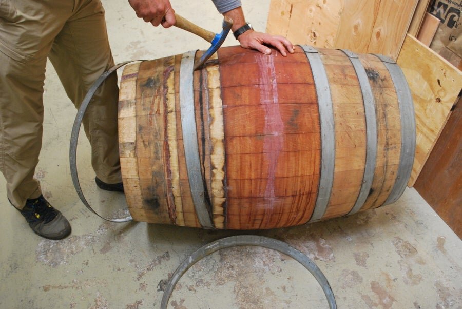 Разборка дубовой бочки, снятие обручей. Фото с сайта https://www.tubefr.com/table-basse-barrique-vin_2.html