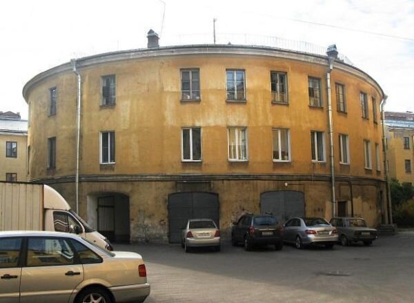 Городской круглый дом. Стоит в Питере еще со сталинских времен