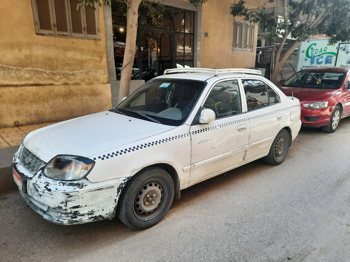Типичное такси Каира - помятое, побитое, подкрашенное, но модель неплохая. Фото автора.