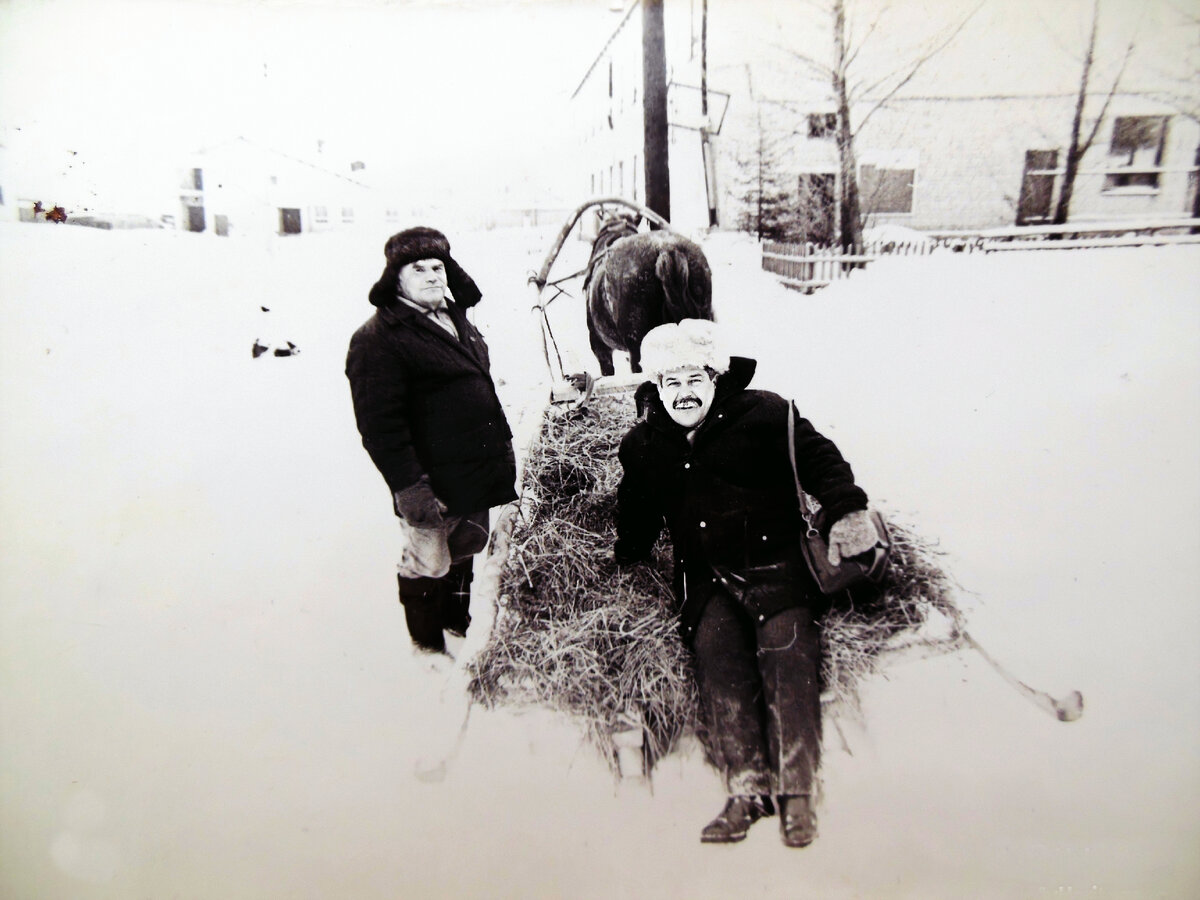 Отец в период своей работы журналистом. На репортаже с работниками сельского хозяйства