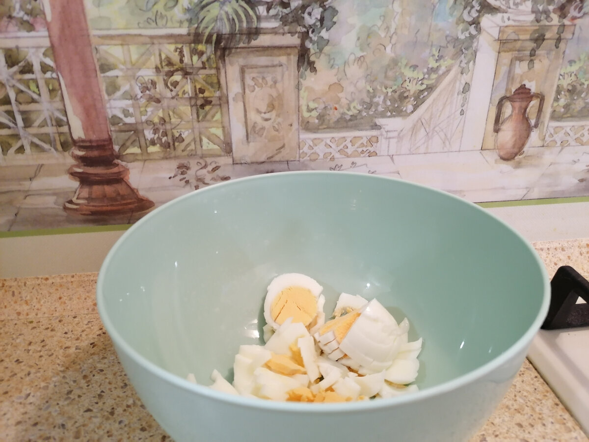 Фото автора. Сваренные вкрутую яйца измельчаем