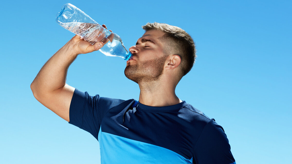 Учёные рассказали о том, почему мужчинам стоит перестать пить воду из пластиковых бутылок
