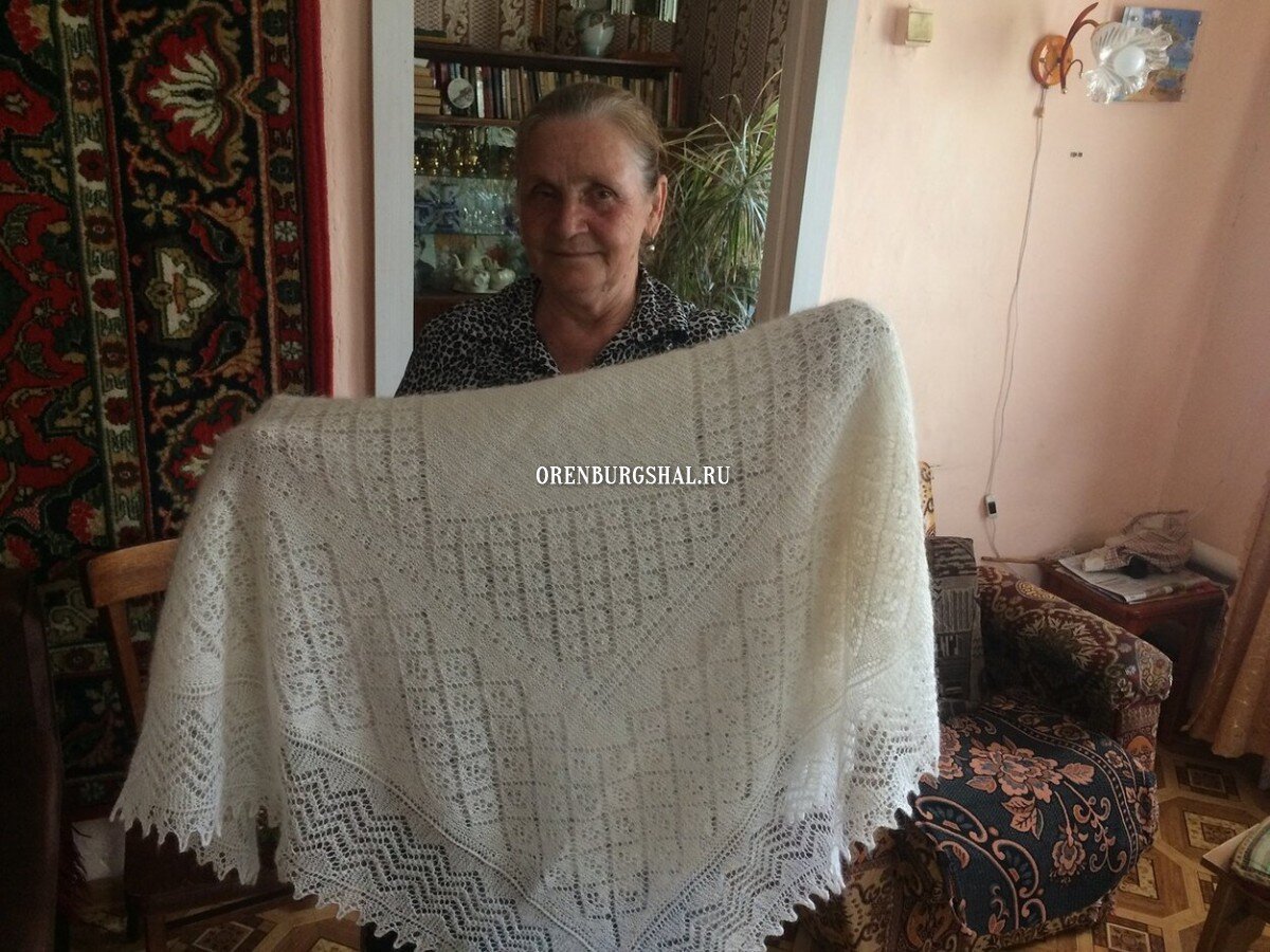 Только ли пожилым людям подходит оренбургский пуховый платок?