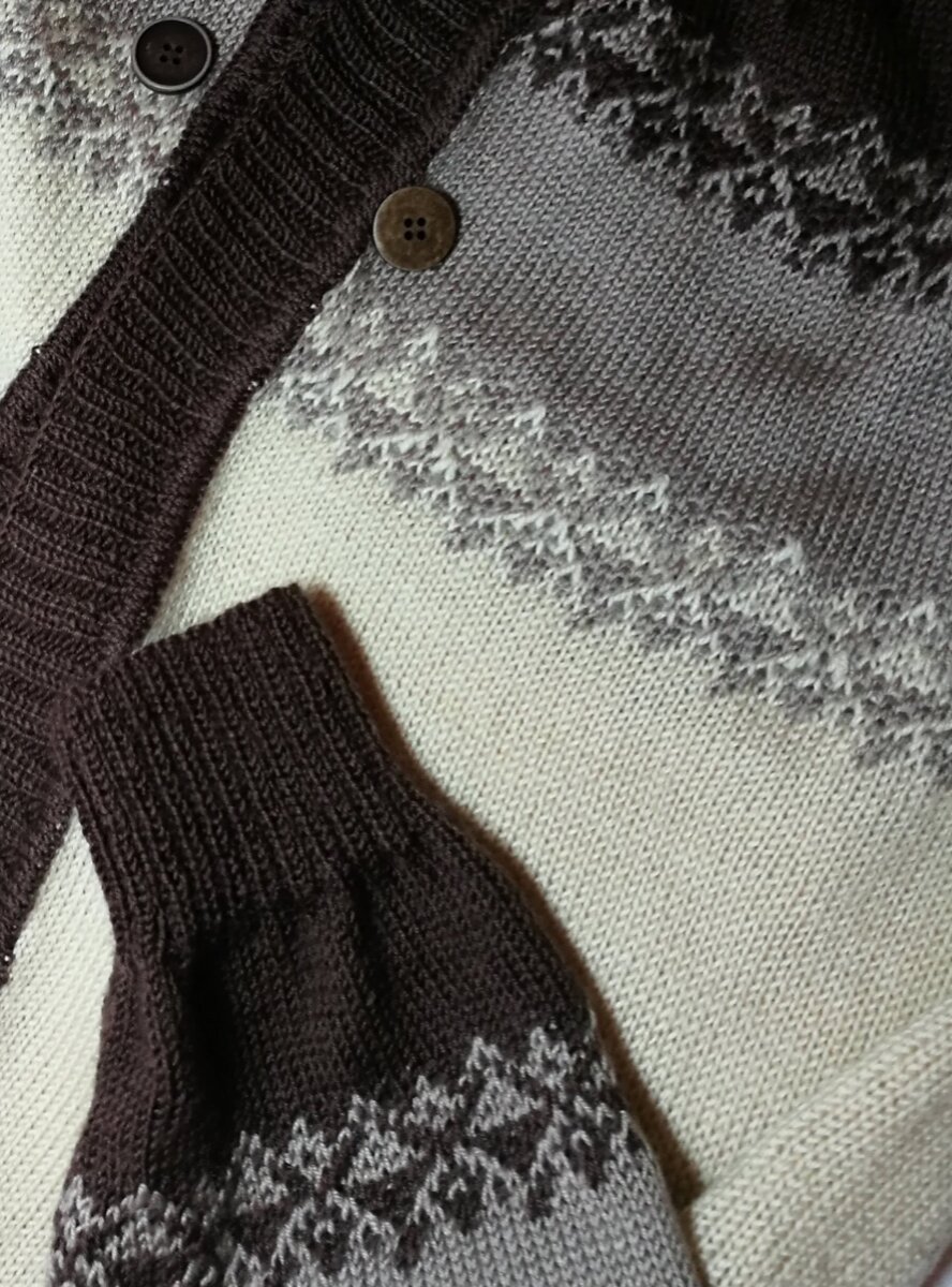 очень люблю жаккард, но для меня это одна из самых сложных техник, особенно в поворотных рядах