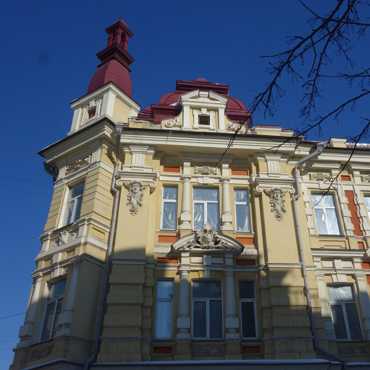 В Иркутске множество серьёзных памятников и скульптур - героическому землепроходцу Якову Похабову, расстрелянному Колчаку, притесняемому Вампилову, миролюбивому Александру Третьему, самодовольному...-2-2