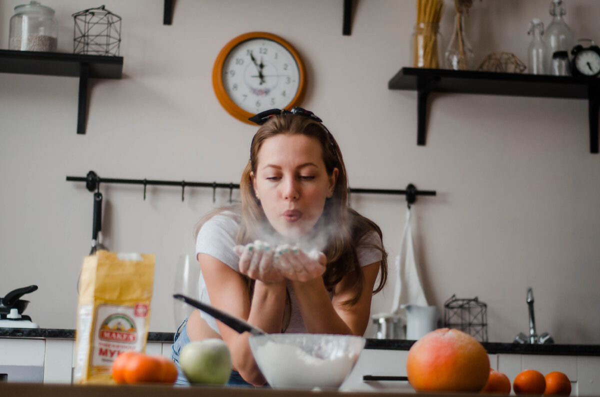 Правильное питание предполагает некоторые ограничения, хотя и не такие серьезные, как при различных диетах. Однако зачастую считается, что правильное питание — это слишком сложно. Чтобы переходить на правильное питание легко и безболезненно, необходимо: 


1. Найти причину перехода на ПП, то что будет мотивировать и делать этот путь легким и кайфовым. Например, сохранение и поддержание веса на определённом уровне, красота и ухоженность кожи, сбалансированный рацион питания, здоровье и лёгкость в целом, повод собой гордиться.

2. Постепенно вводить его основные правила в жизнь, а не торопиться применить все и сразу. Кроме того, обязательно надо подбирать вкусные рецепты, а не идти по пути наименьшего сопротивления и готовить слишком простые и однообразные блюда. Тогда не будет желания купить покупные пельмени или тортик с жирным кремом.

3. Далее постепенно внедрять правила в жизнь, слегка подстраивая правила под себя. Если хочется съесть фаст фуд, приготовить его дома. Да, можно приготовить полезную котлету, испечь цельнозерновую булочку и получится вкусный и полезный гамбургер.
Хочется съесть что-то сладкое? Приготовить фруктово-ягодный смузи, испечь пирог из овсяной муки, сухофруктов и фруктов. То есть, важно найти замену вкусным, но вредным блюдам.

4. Самое главное в переходе на правильное питание -не воспринимать это как короткую диету, после которой можно будет вздохнуть и снова есть все подряд, нужно понимать что правильное питание - это НА ВСЮ ЖИЗНЬ.

5. Переходить нужно поэтапно, нельзя сразу взять и перестать есть все, лучше это делать постепенно.

Переход на правильное питание-это правильный выбор, изменения в организме не заставят себя ждать. Главное, все сделать легко и постепенно и осознанно.
