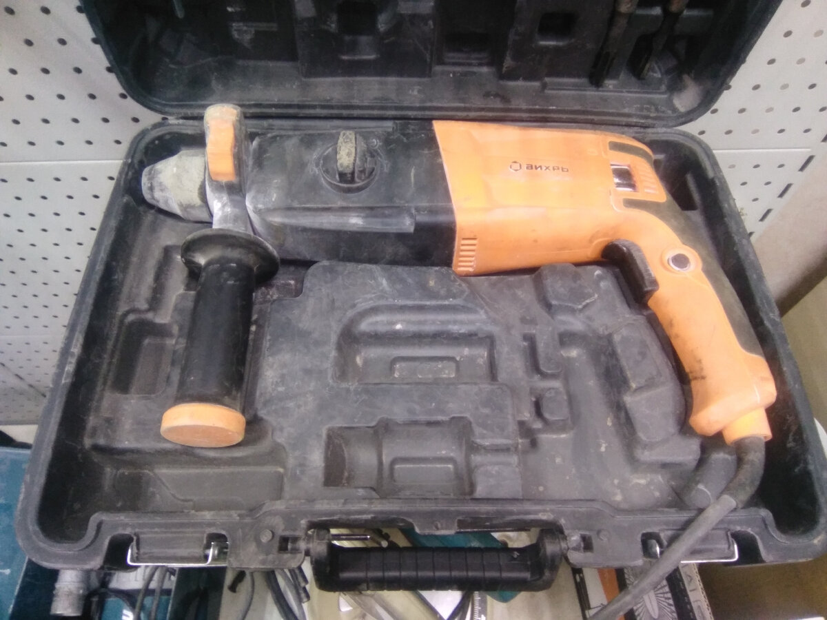 Уже чумазый от работы.