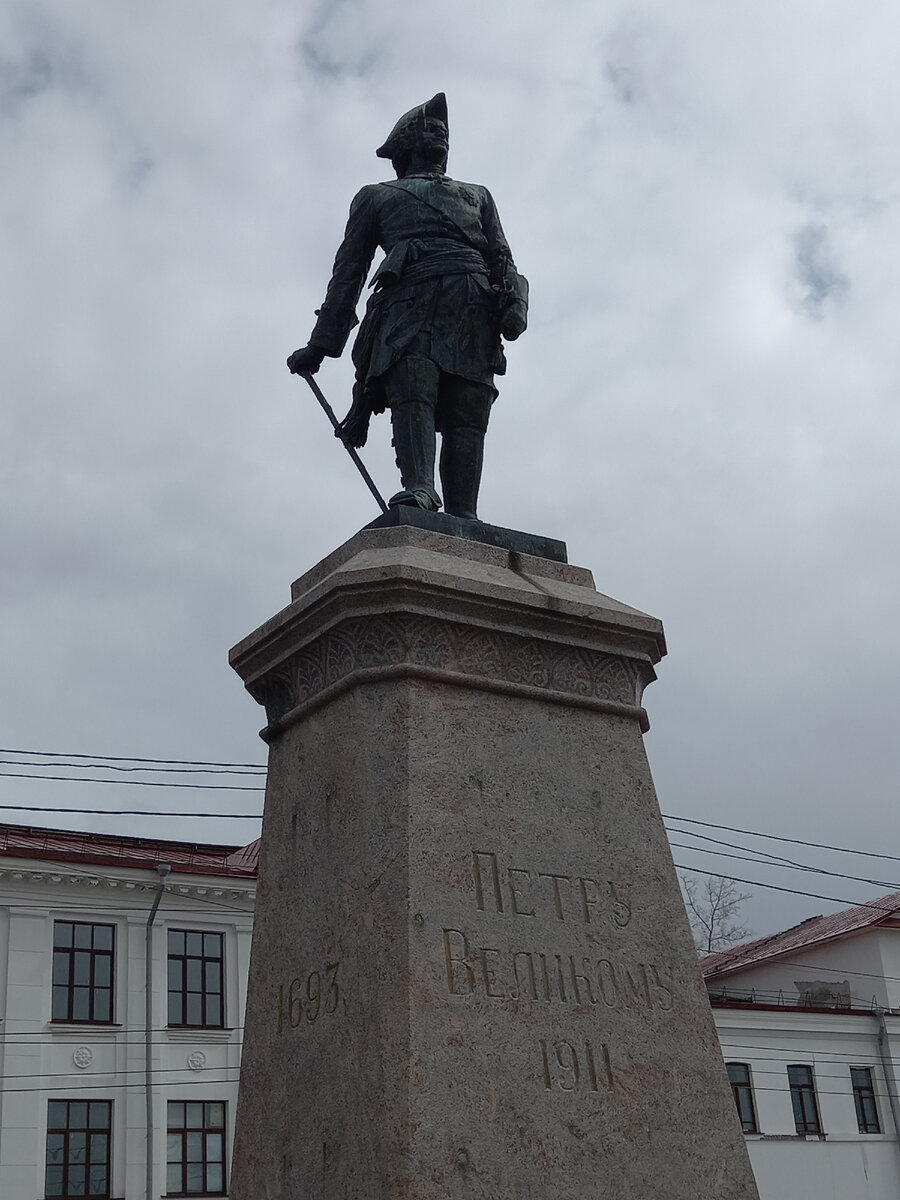 Памятник Петру I