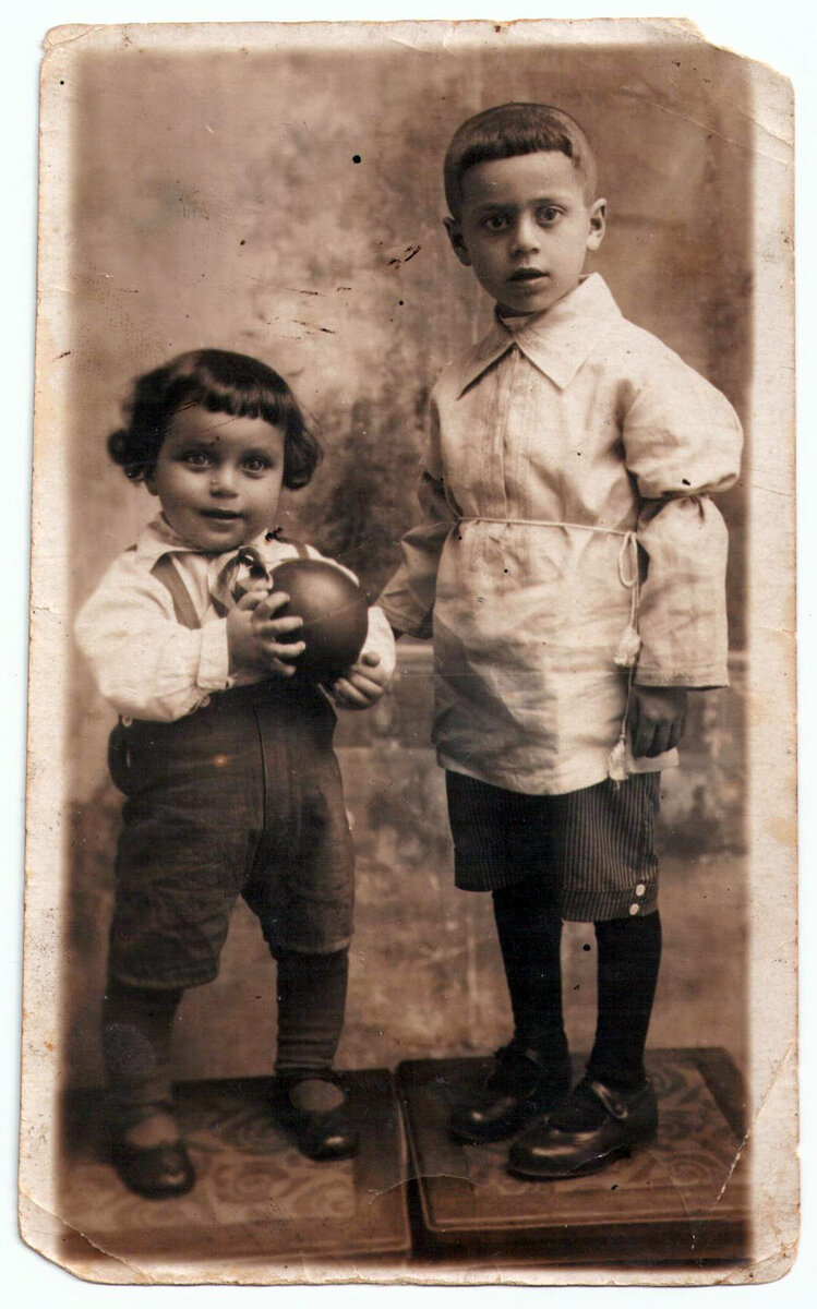 На фото: Ихиль (слева с мячом) со старшим братом Аароном. Фото сделано за месяц до начала войны и чудом сохранилось