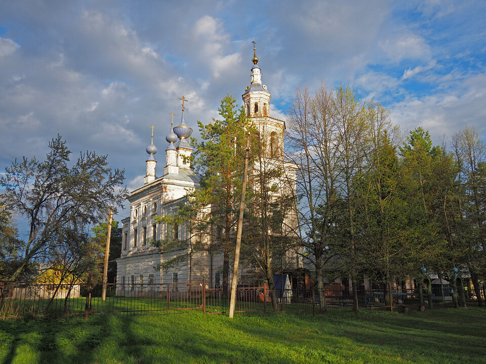 Храм в вечернем свете.