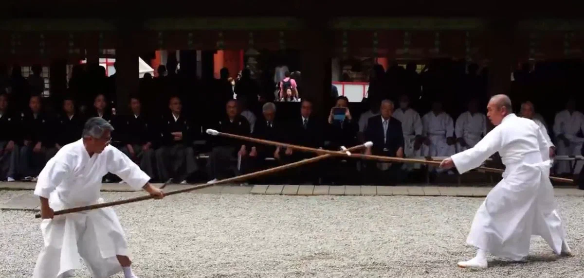 Японские фехтовальщики с крестообразным копьем в наши дни. Вместо острия, специальный мягкий наконечник для спарринга и отработки техники.